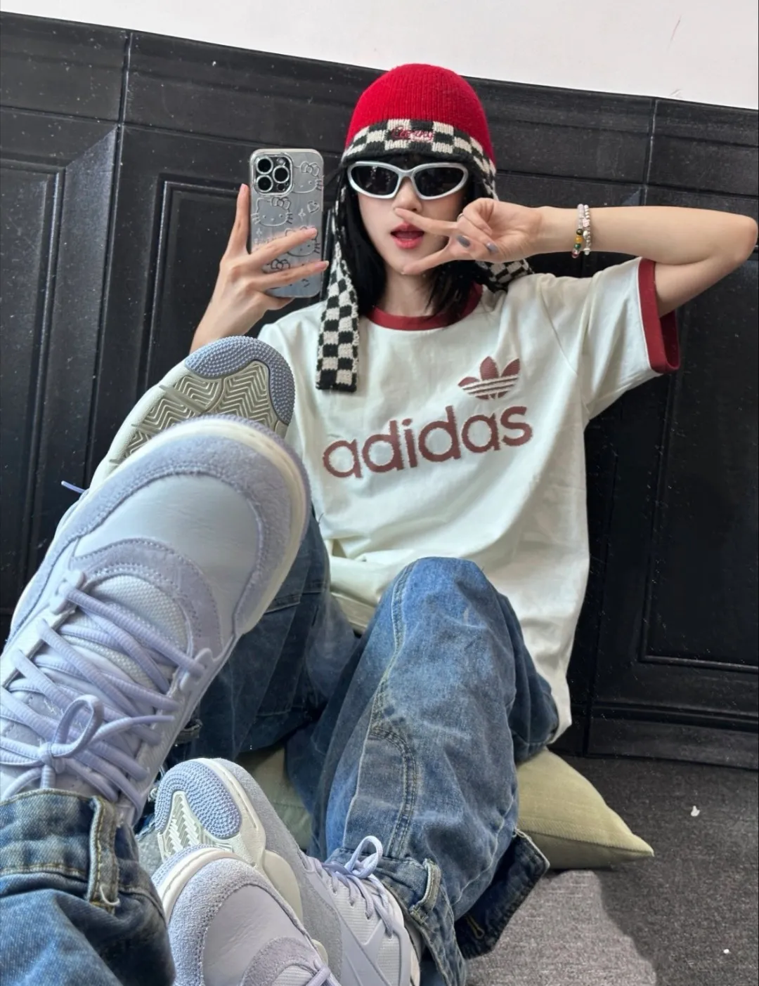 No watermark upper body rendering 𝟬𝟱𝟰𝟰#Exclusive real shot/difference between various stolen pictures and online version on the market [𝗮𝗱𝗶𝗱𝗮𝘀Adidas Clover & Wang Hexi Same Style Contrast Color Retro T-shirt] ✅This Retro Contrast Color T-shirt directly brings out the American Retro feel Classic round neck with contrasting edging design, available in white, red and dark gray colors. No matter skin color or body shape, men and women can easily choose the same style for couples! . ✅ Original mold opening, pure original/tag washed wheat ribbon individually coded/full set of 1:1 customized accessories ➕Customized three-label ➕𝗬𝘂𝗮𝗻 version of the tag ➕𝗹𝗼𝗴𝗼 packaging bag🔥 ➕Scan the QR code to enter the official website. Complete with three labels! Perfect Quality! Highly recommended! ✅Top version, ins Xiaohongshu Kuaishou = lots of bloggers’ outfits. ✅Adi’s absolute Hot Sale star Same Style details are online, feel free to compare! The iconic Adidas logo embellishes the chest, highlighting the brand's charm. Fixed color and classic three-bar stripes, classic will never go out of style! Versatile is not picky, the original model is perfect for the upper body, so buy it with your eyes closed! ✅Easily adaptable to various sports or daily leisure scenes. Whether you are running for fitness or hanging out on the street, it can keep you full of energy without losing the sense of fashion. ✅Complete sizes to meet the needs of different body shapes! Color; White Size S-XXL